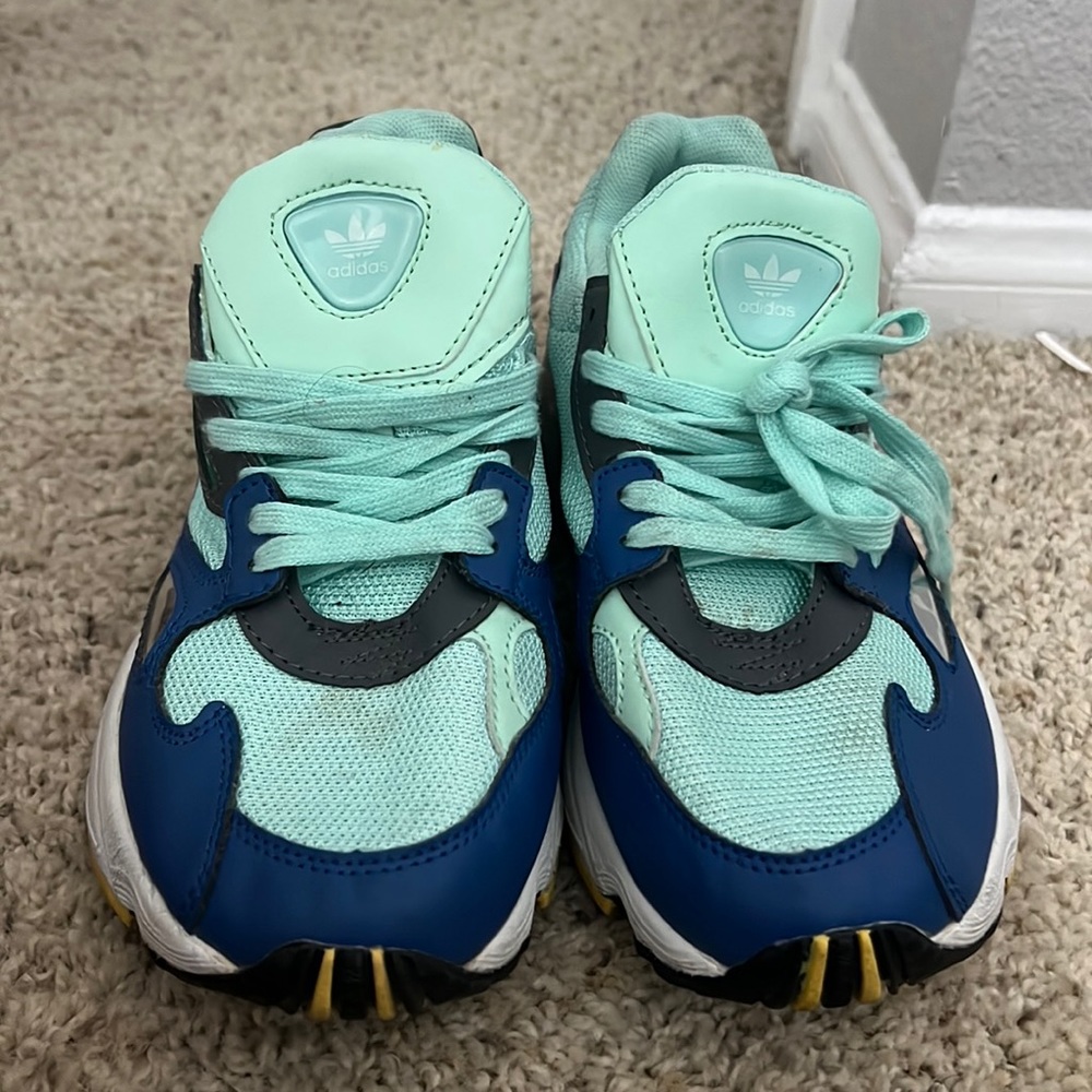 Adidas Torsion size 7 1/2 Barely worn.